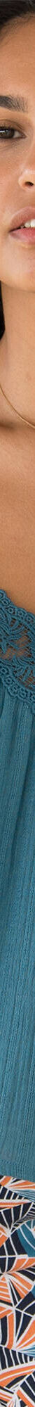 Top macramé col V, bretelles réglables (bleu) Top macramé col V, bretelles réglables (bleu)